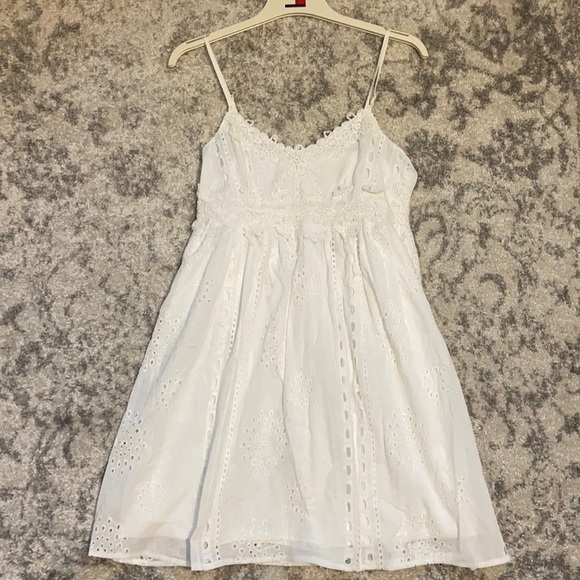 Lace dress - Picture 2 of 5